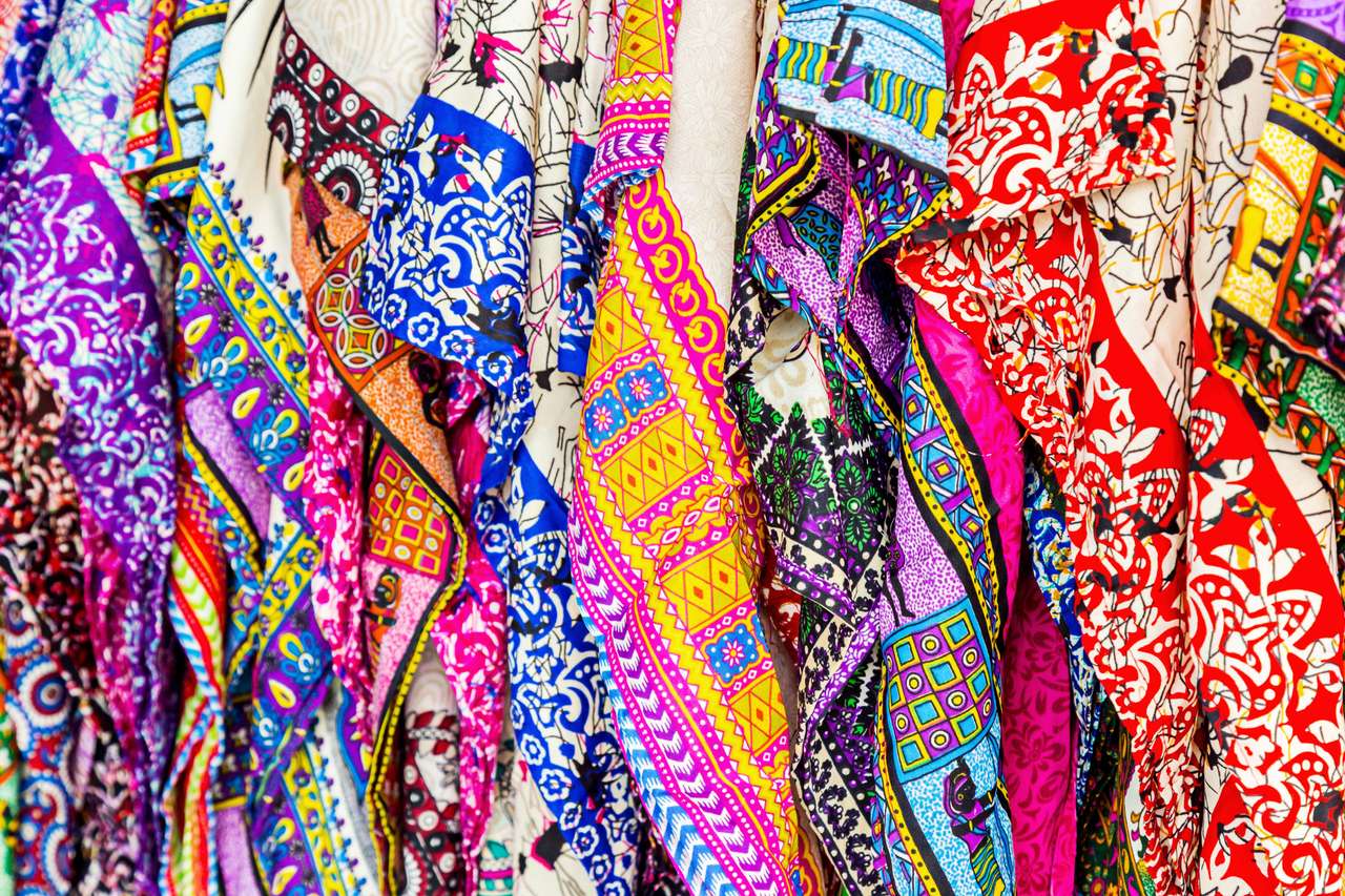 Gyönyörű mintás ruhák online puzzle
