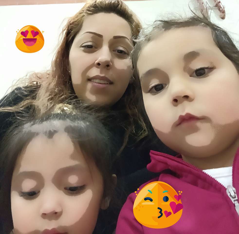 Maminka a její holčičky puzzle online z fotografie