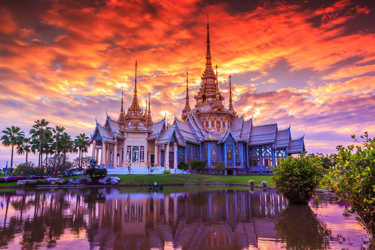 Wat thailändisch, Sonnenuntergang im Tempel Thailand Online-Puzzle