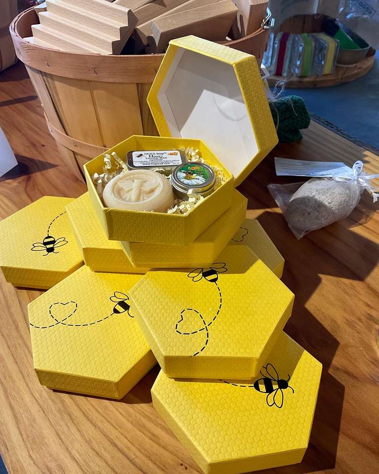 Cajas de regalo de miel de abeja de jabón de rana puzzle online a partir de foto