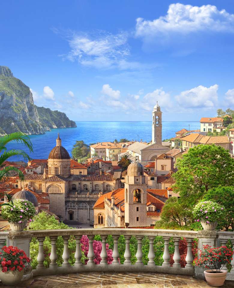 Uitzicht op de stad en de zee vanaf het balkon online puzzel