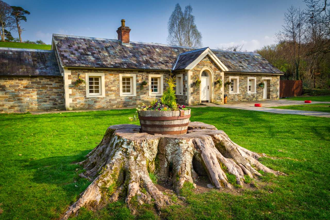 Traditionelles Häuschenhaus im Nationalpark Killarney, Irland Online-Puzzle vom Foto