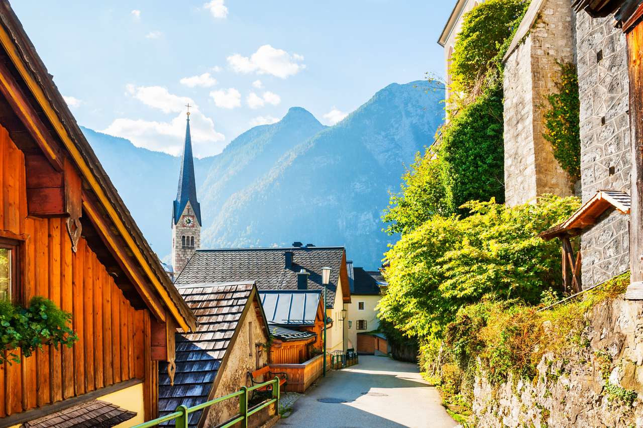 Krásná ulice ve vesnici Hallstatt, rakouské Alpy puzzle online z fotografie