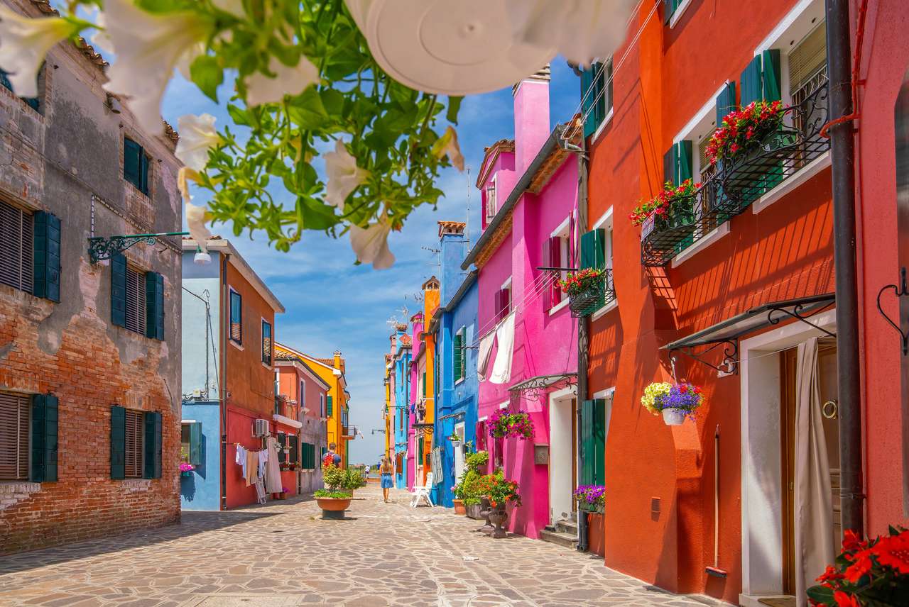 Case colorate în centrul orașului Burano, Veneția, Italia puzzle online din fotografie
