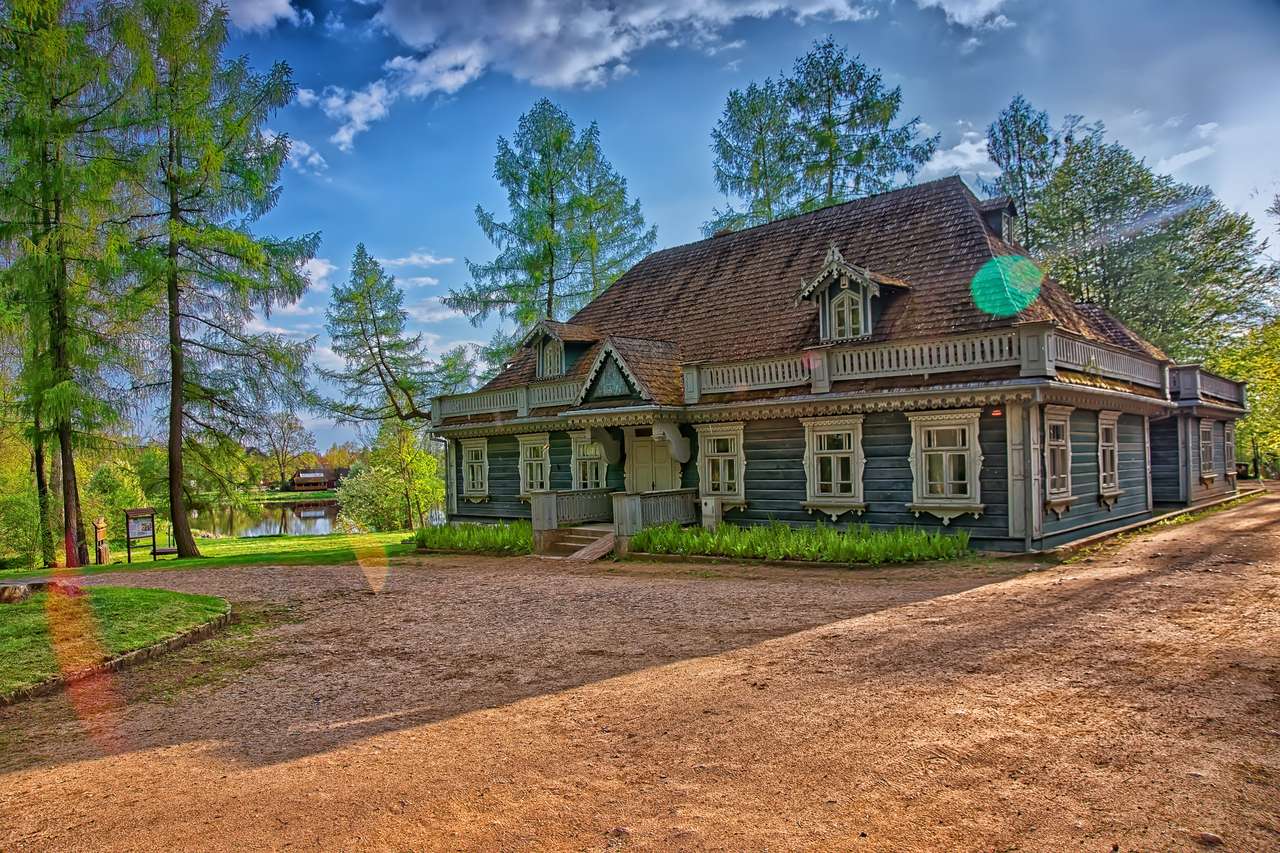 Vieille maison en bois au parc national de Bialowieza puzzle en ligne