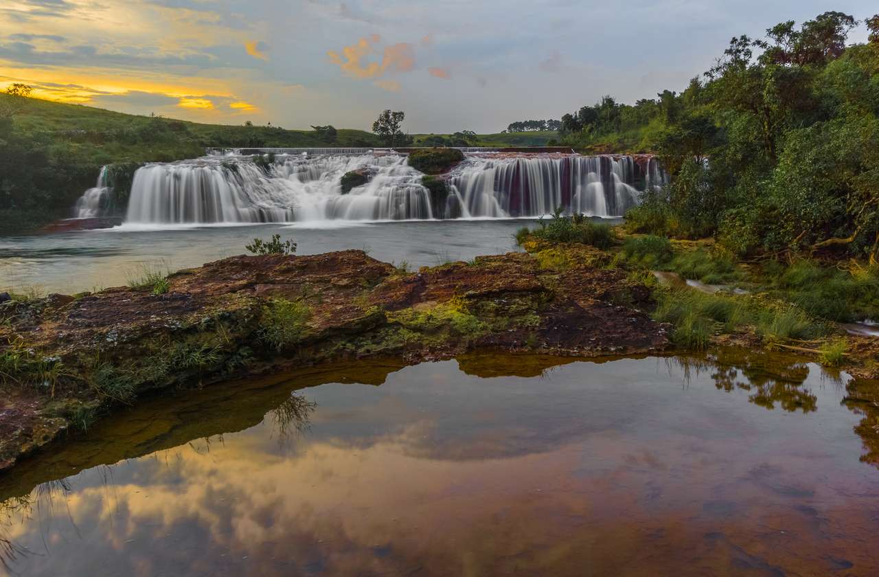 Cascata a Meghalaya nord-est dell'India puzzle online