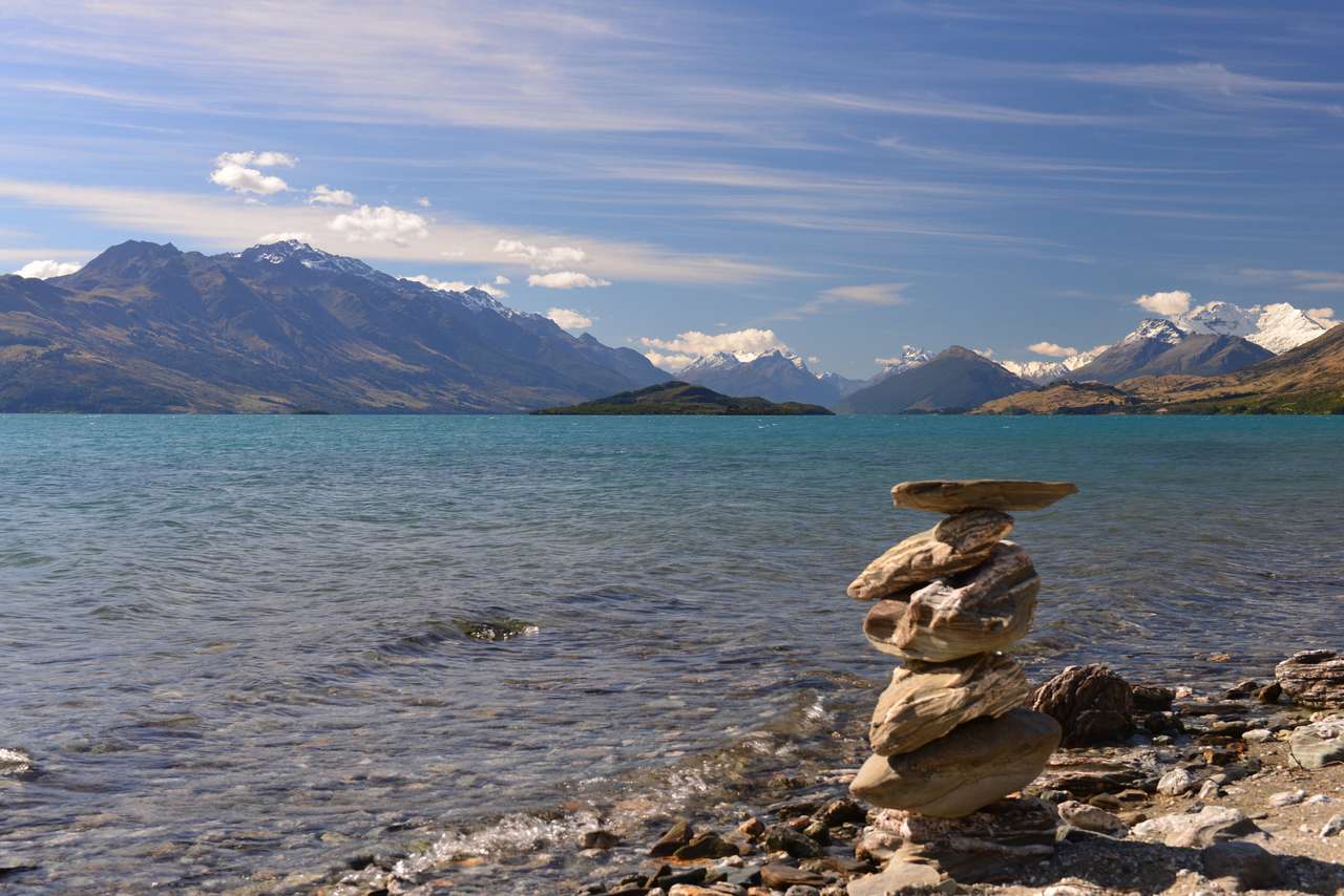 Pilha de rochas equilibradas no Lago Wakatipu puzzle online
