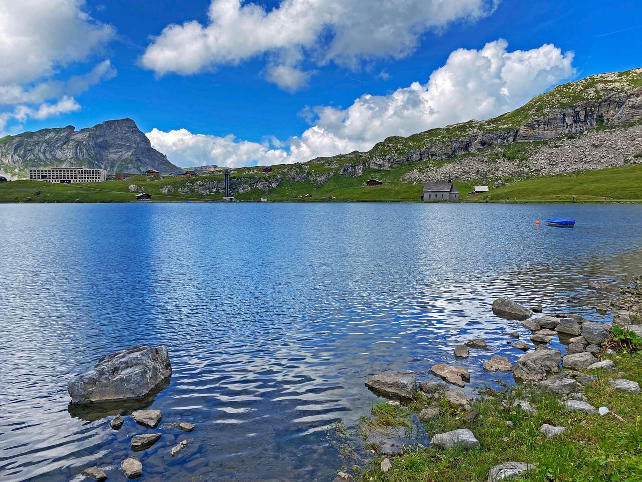 O lago alpino Melchsee puzzle online a partir de fotografia