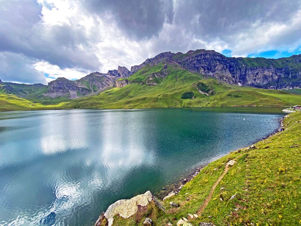 Den alpina sjön Melchsee Pussel online