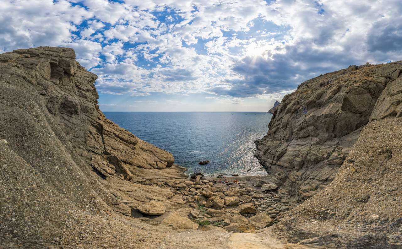 Παραλία άγριων βράχων παζλ από τη φωτογραφία