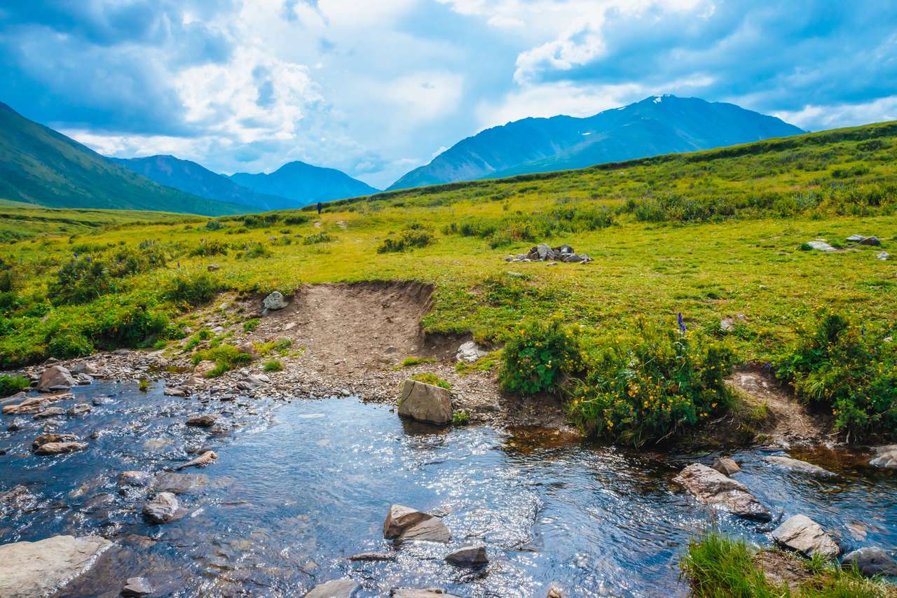 Gyalogút a hegyi patakon keresztül puzzle online fotóról