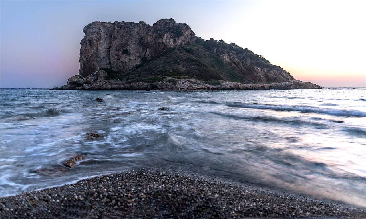 Wellen, die die Felsen treffen Online-Puzzle vom Foto