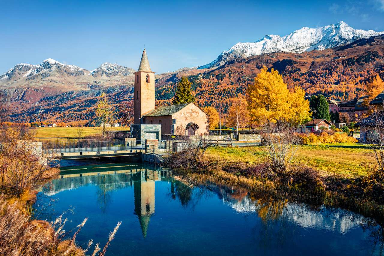 Perfetta vista autunnale della chiesa di San Lurench a Sils puzzle online