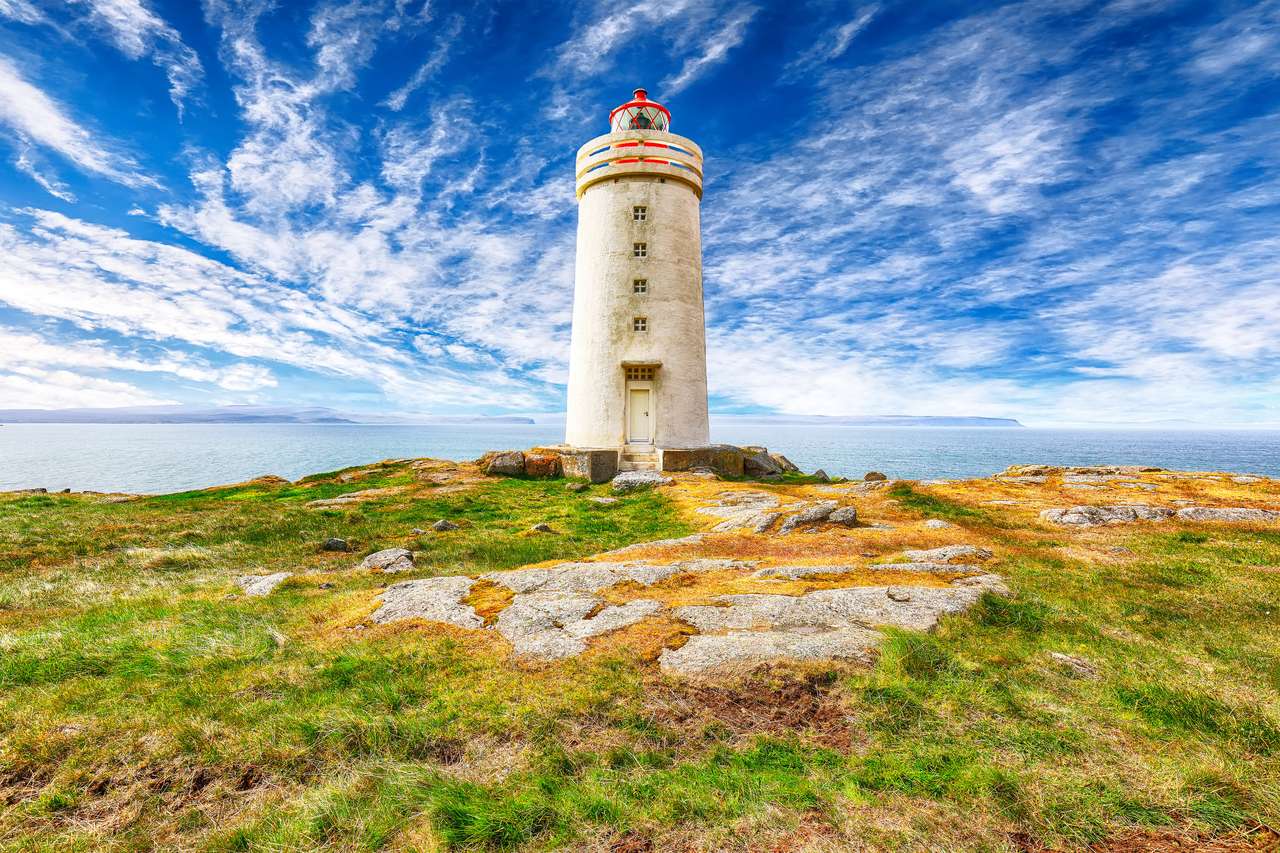 Skarsviti lighthouse in Vatnsnes peninsula online puzzle