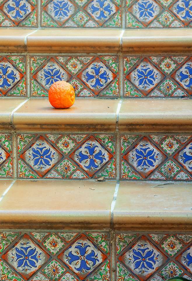 Eine Mandarine, die auf einer Treppe vom Baum gefallen ist Online-Puzzle
