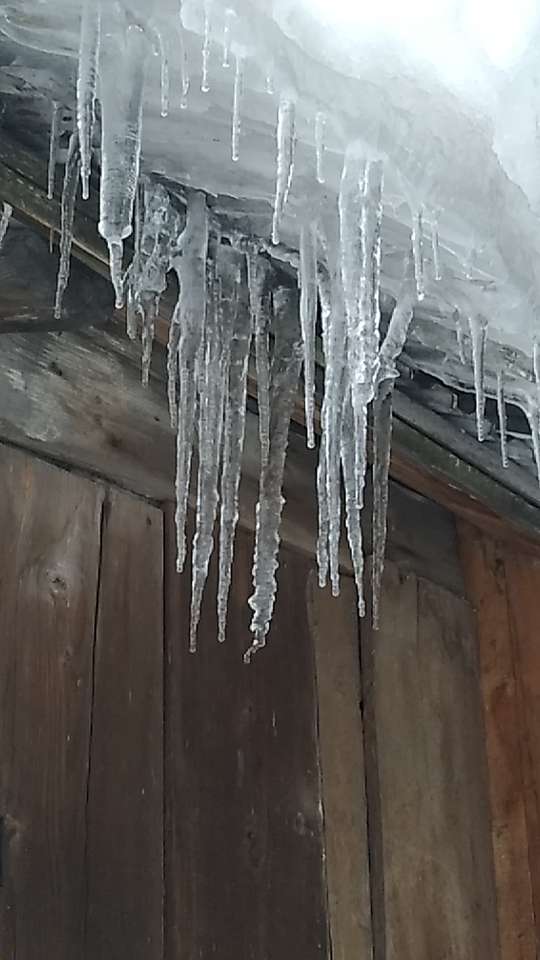 Icicles on the roof puzzle online from photo