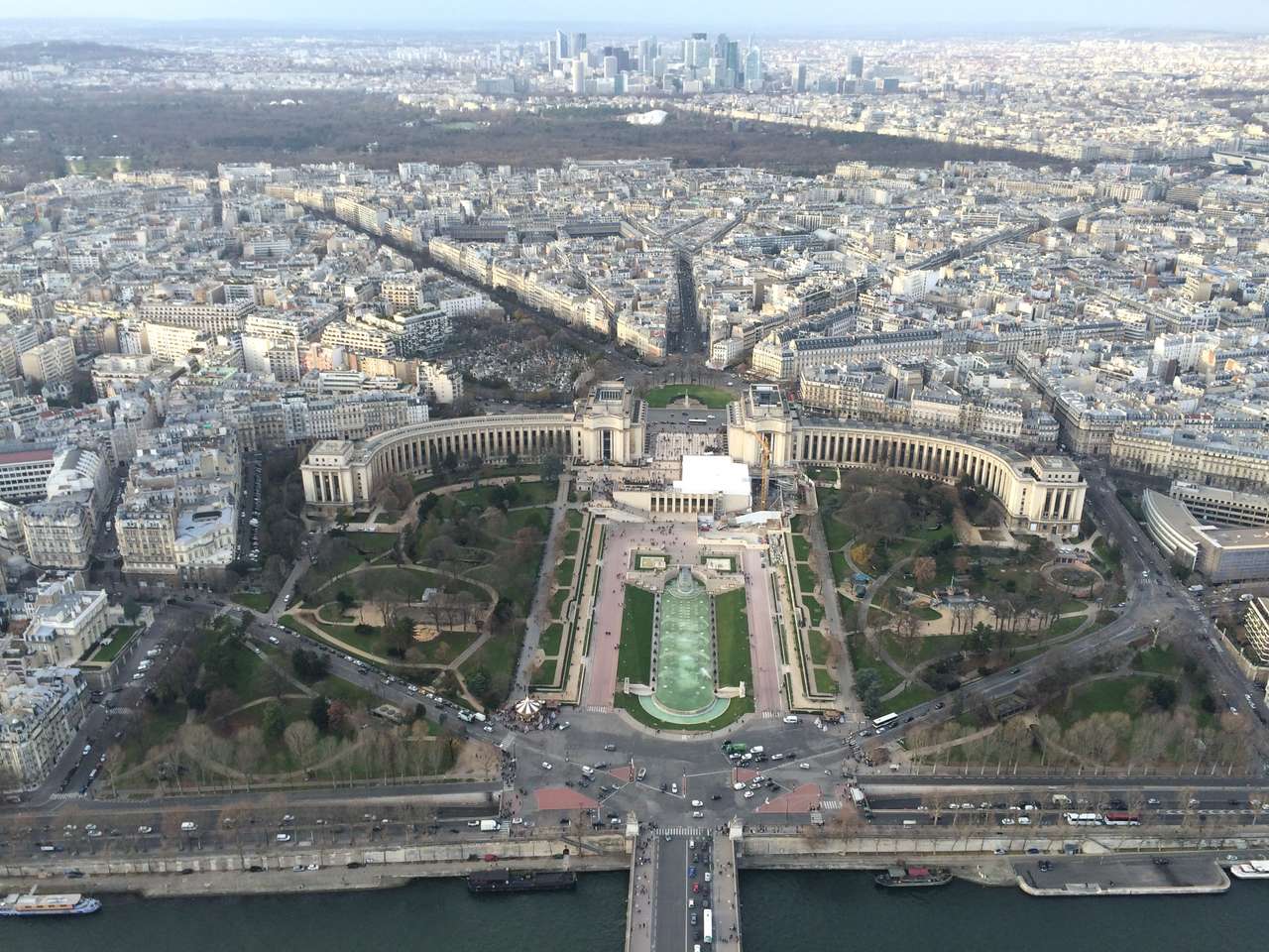 Вид на Эйфелеву башню пазл онлайн из фото