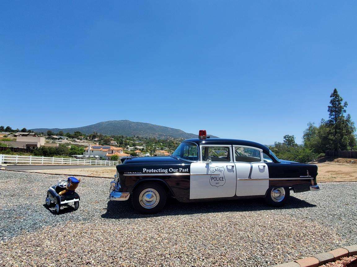 Carro de polícia chevy de 1955 puzzle online a partir de fotografia