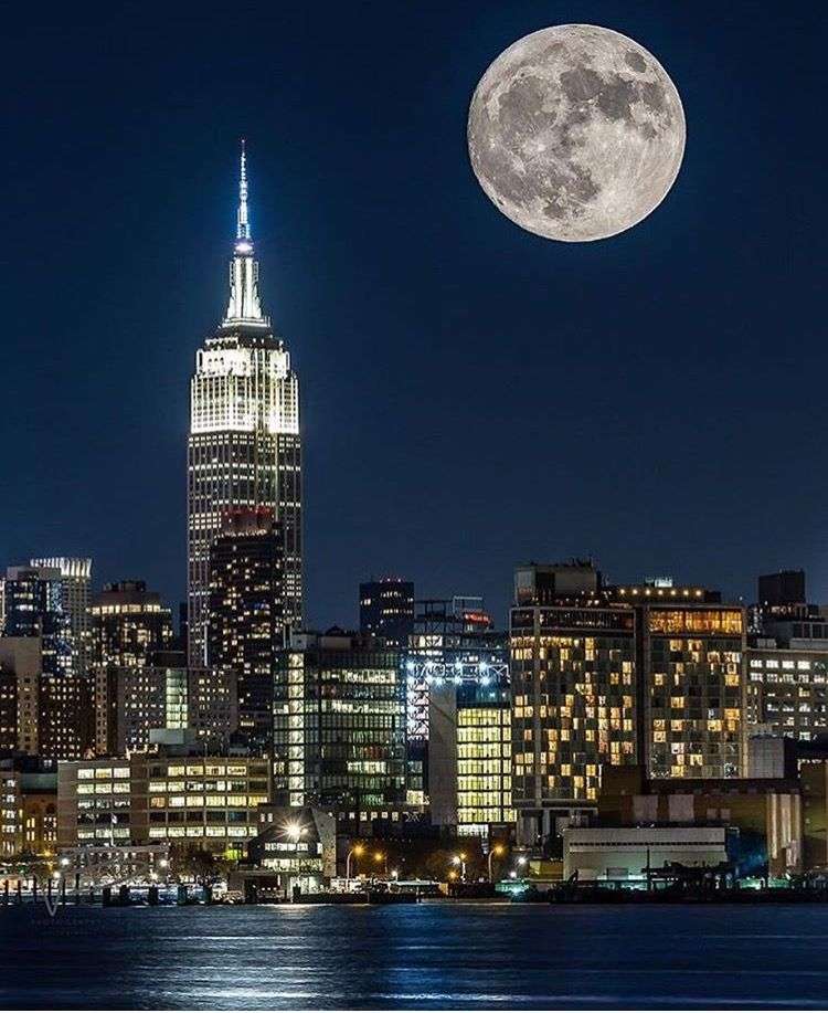 Луна в град Ню Йорк онлайн пъзел