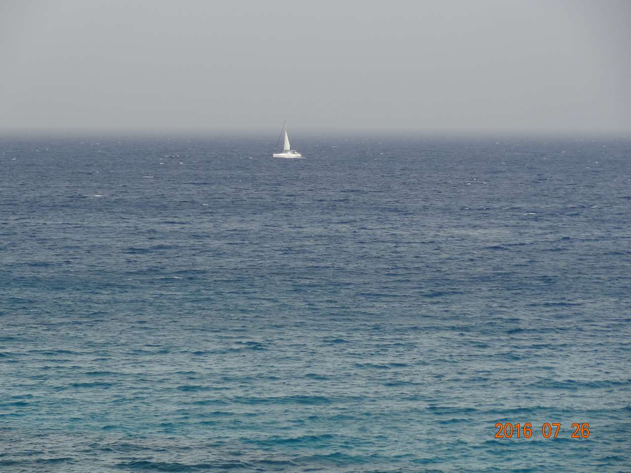 Hav med en segelbåt pussel online från foto