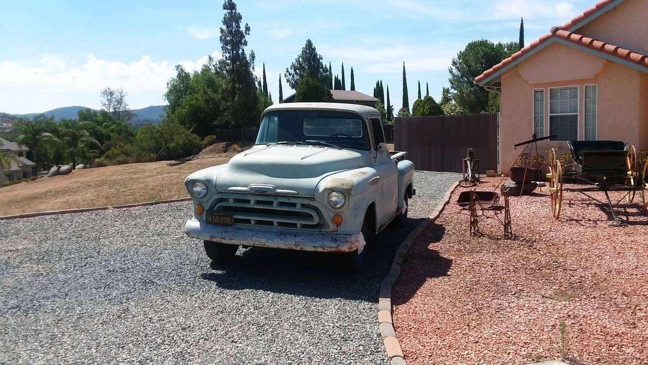 Грузовик Chevy 1957 года выпуска пазл онлайн из фото