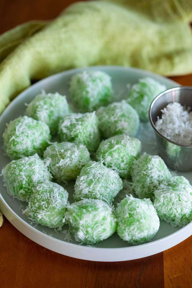 Kuih onseh puzzle online from photo