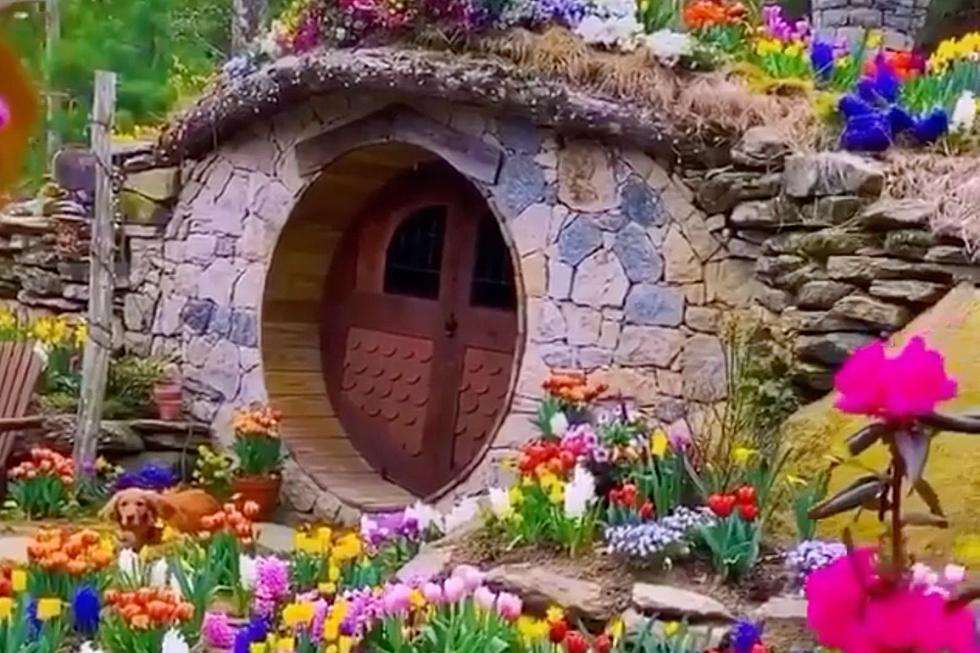 Hobbit-Haus im Hintergrund Online-Puzzle