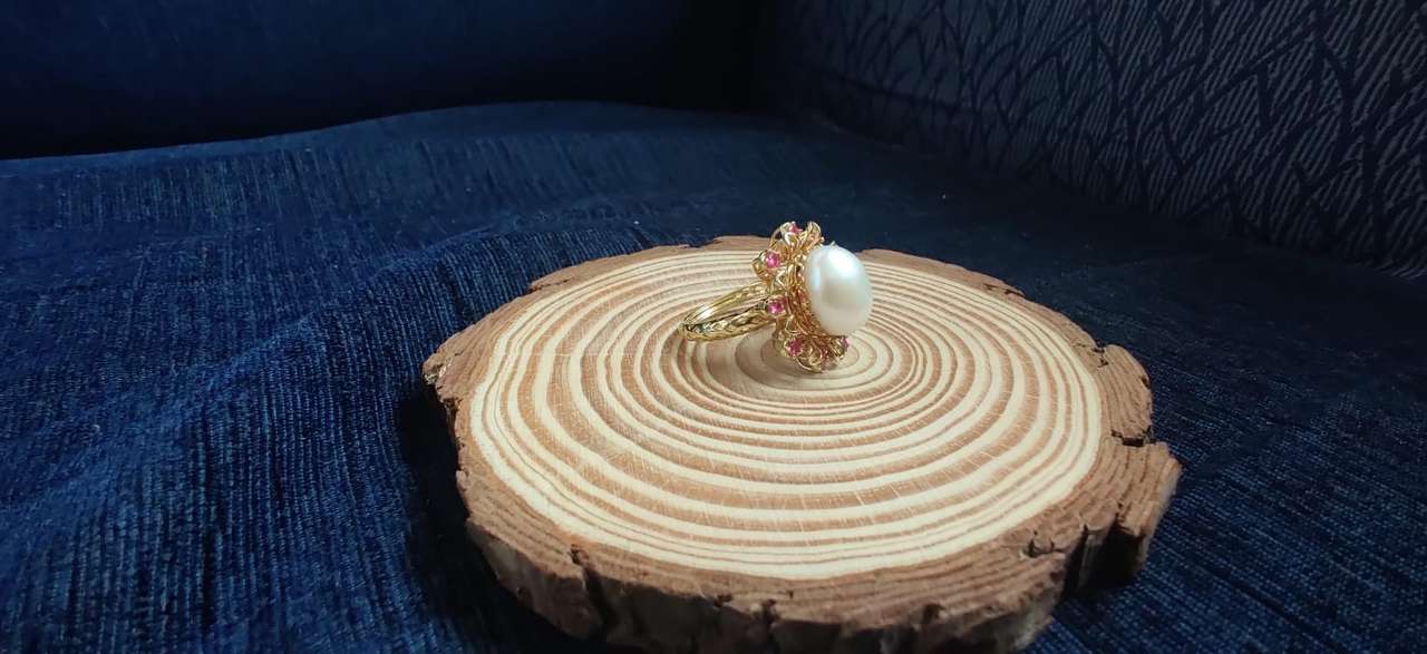 Кольцо с жемчугом, рубином и бриллиантами пазл онлайн из фото