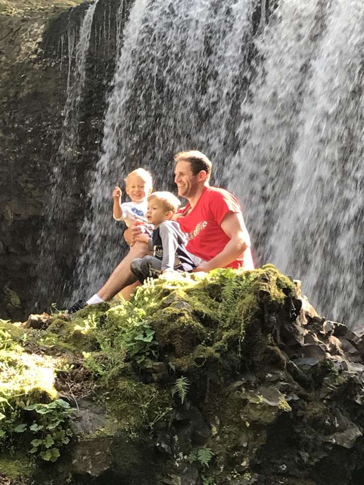 L, L і тато на водоспаді онлайн пазл