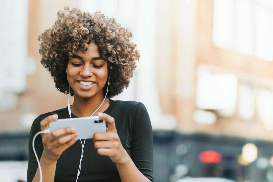 Fille à l'aide de Mobile puzzle en ligne à partir d'une photo