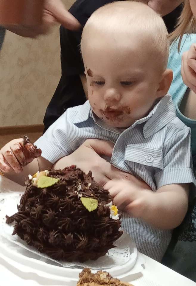 Внучок пробує тортик скласти пазл онлайн з фото