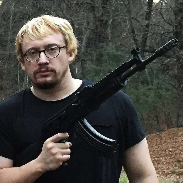 Глупав мъж, който държи пистолет играчка онлайн пъзел от снимка