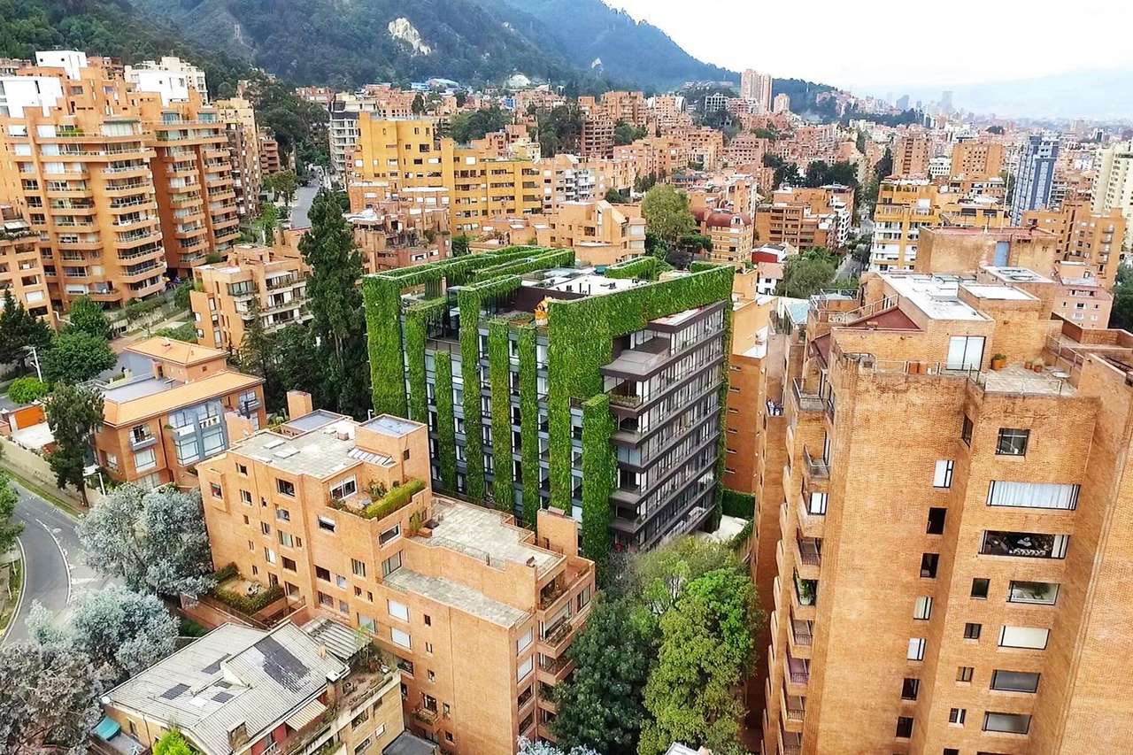Πράσινο τούβλο στην πόλη παζλ online από φωτογραφία
