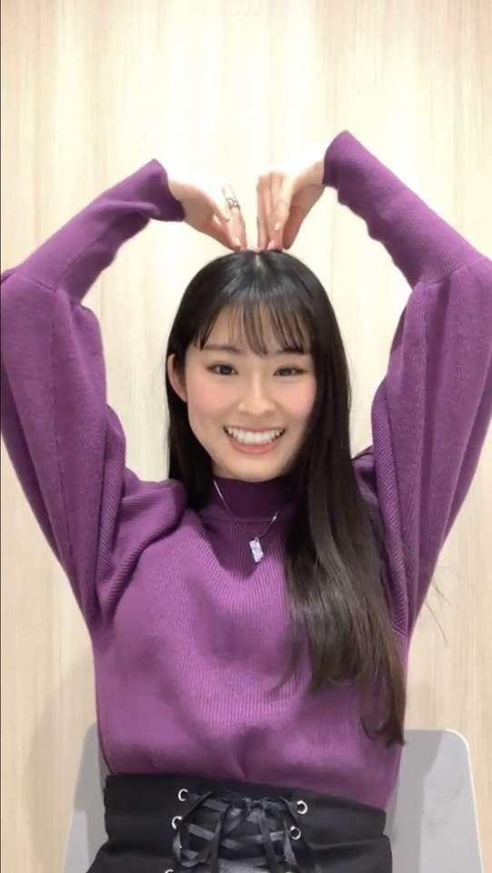 Ayaka doing a heart pose (?) puzzle online from photo