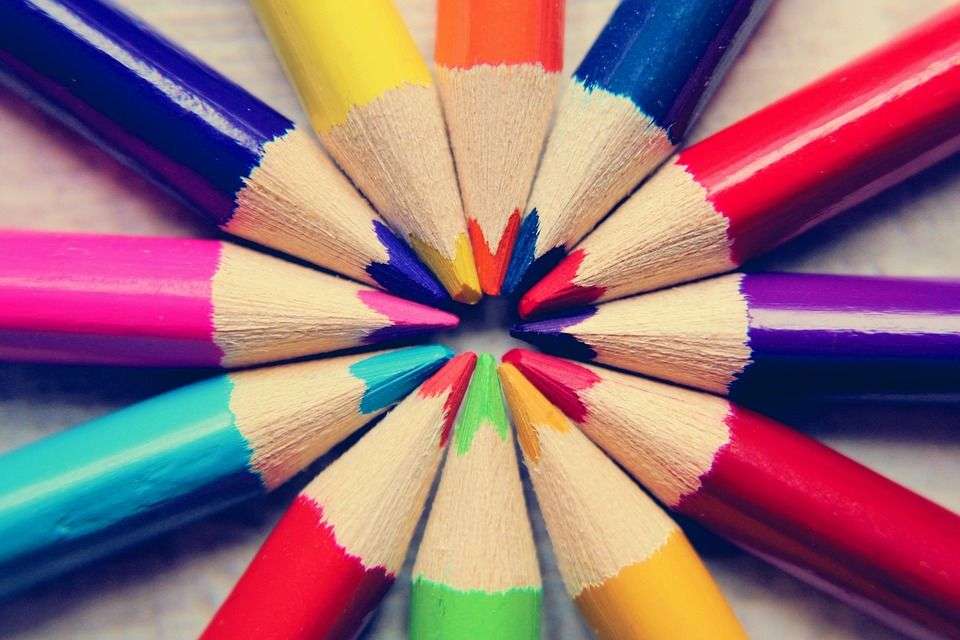 färgade pennor pussel online från foto
