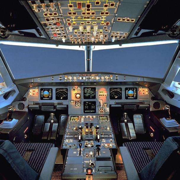 Самолет в пилотската кабина онлайн пъзел