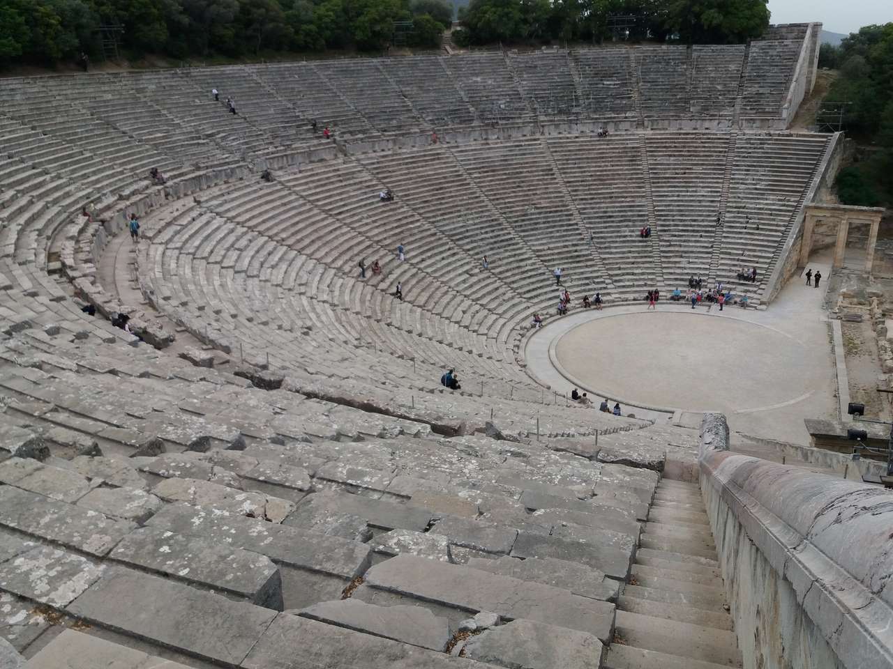 O teatro de Epidauro puzzle online a partir de fotografia