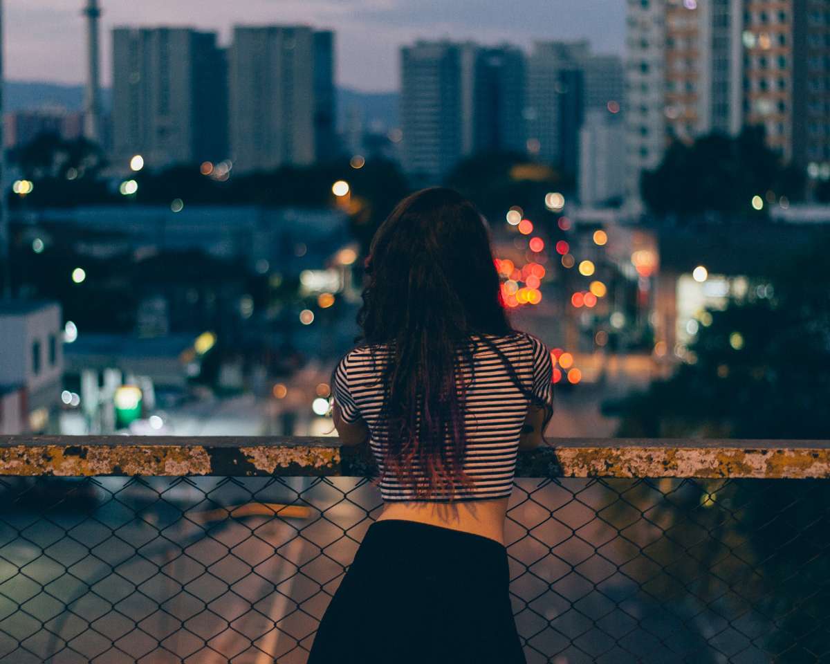 Garota na cidade à noite puzzle online a partir de fotografia