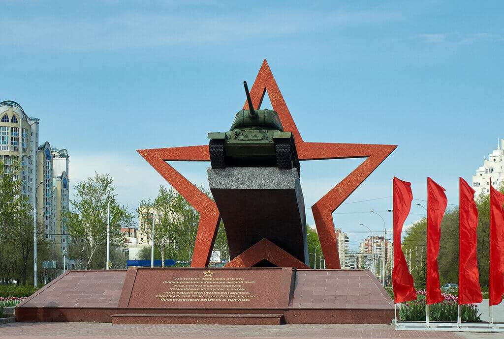Памятник танкистам онлайн-пазл