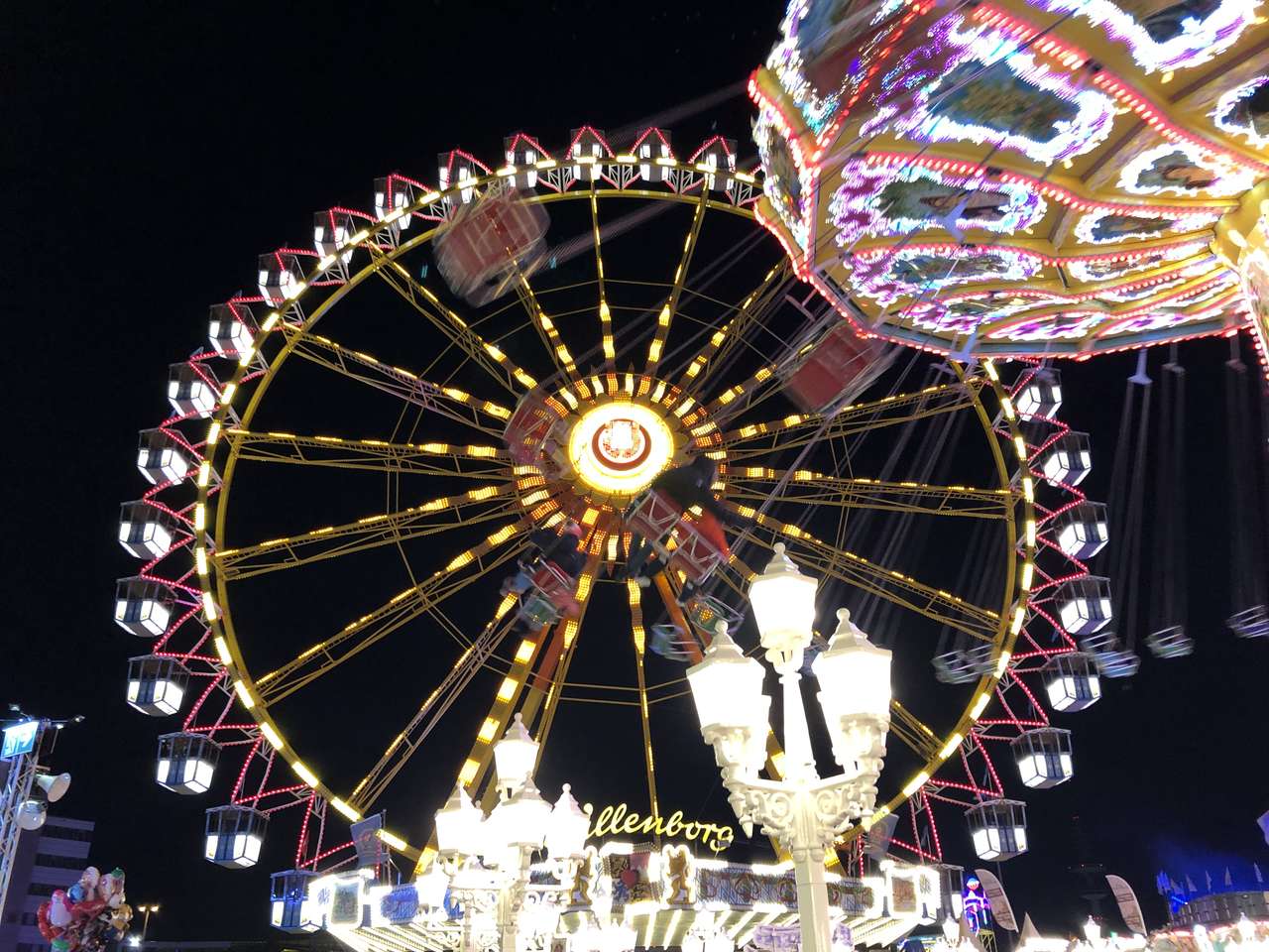 Roda gigante em um parque de diversões itinerante puzzle online a partir de fotografia