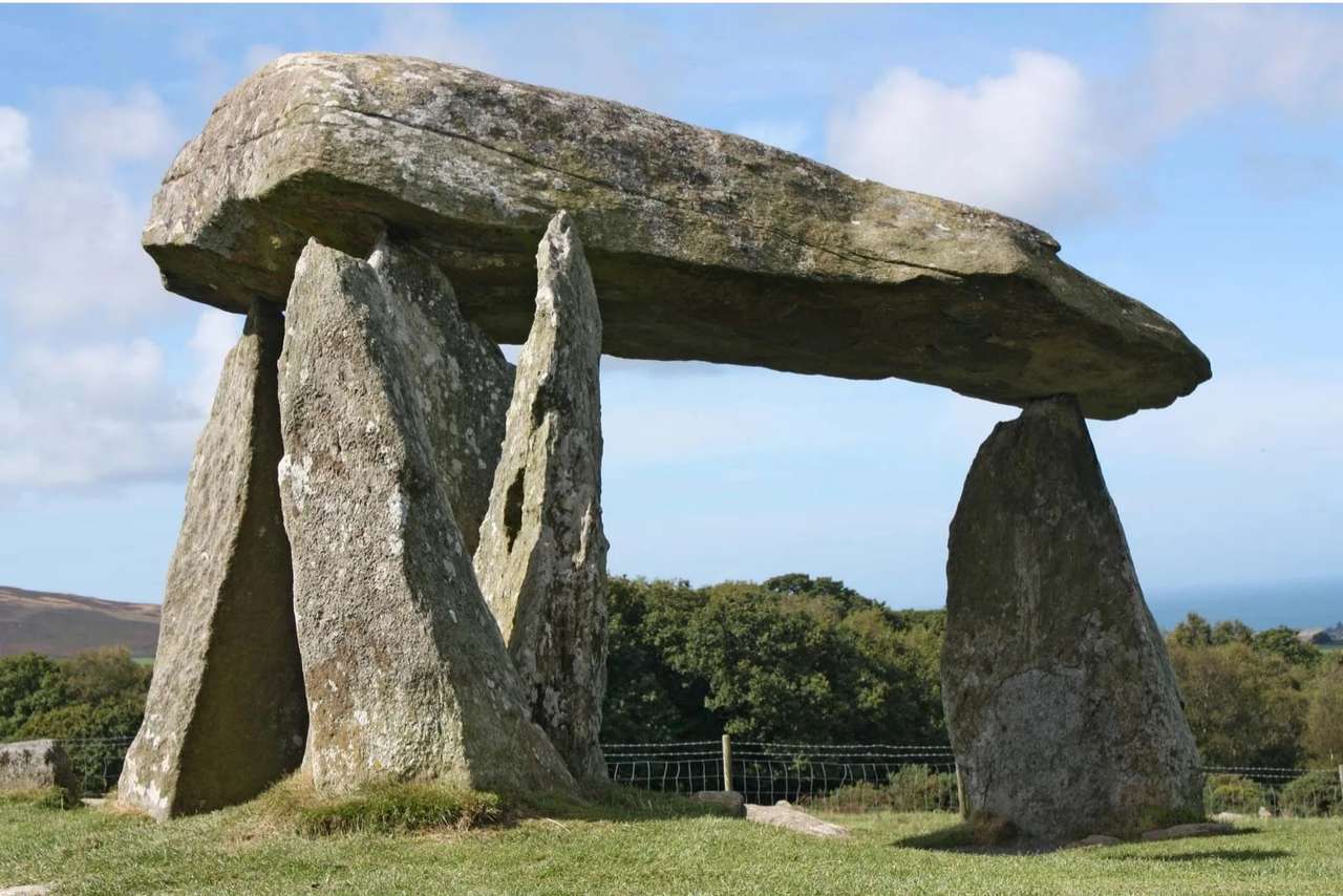 dolmen praaksara puzzle online a partir de fotografia