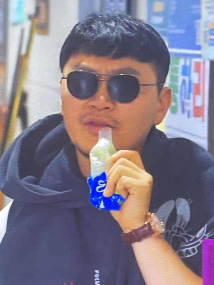 η επιτομή ενός άνδρα που τρώει παγωτό παζλ online από φωτογραφία