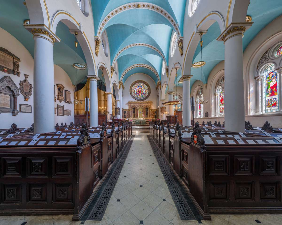 Свети Михаил • Интериор на църквата онлайн пъзел