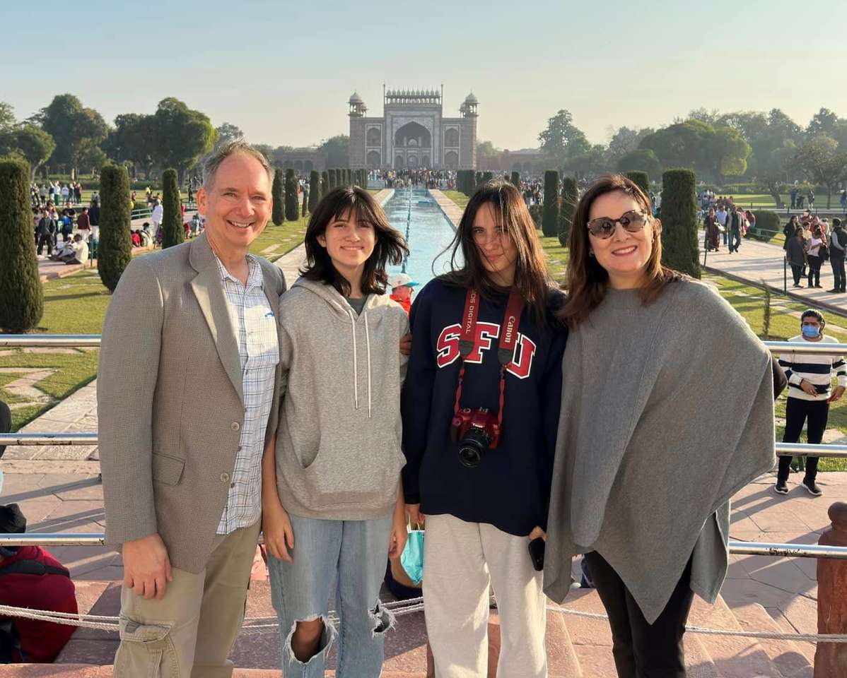 Mike and family at Taj Mahal online puzzle