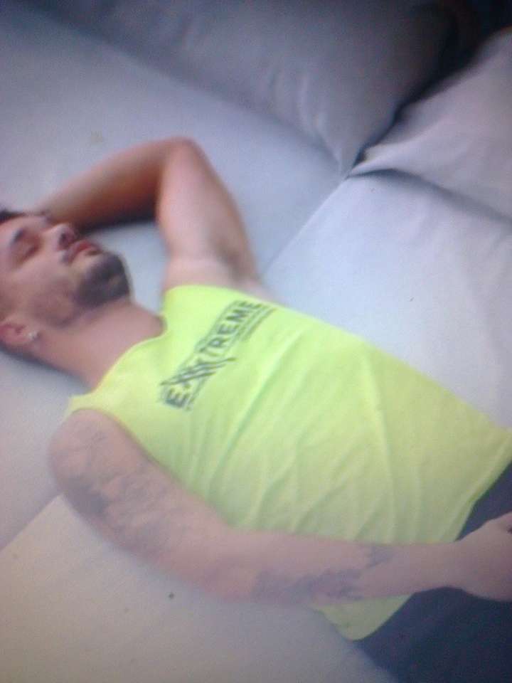 Il ragazzo con la maglietta gialla è sdraiato sul letto. puzzle online da foto
