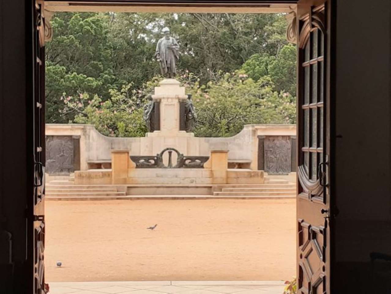 Estatua Tata puzzle online a partir de foto
