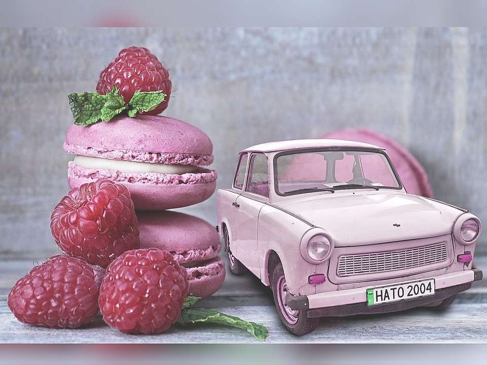Fresas, macarrones y coches. puzzle online a partir de foto