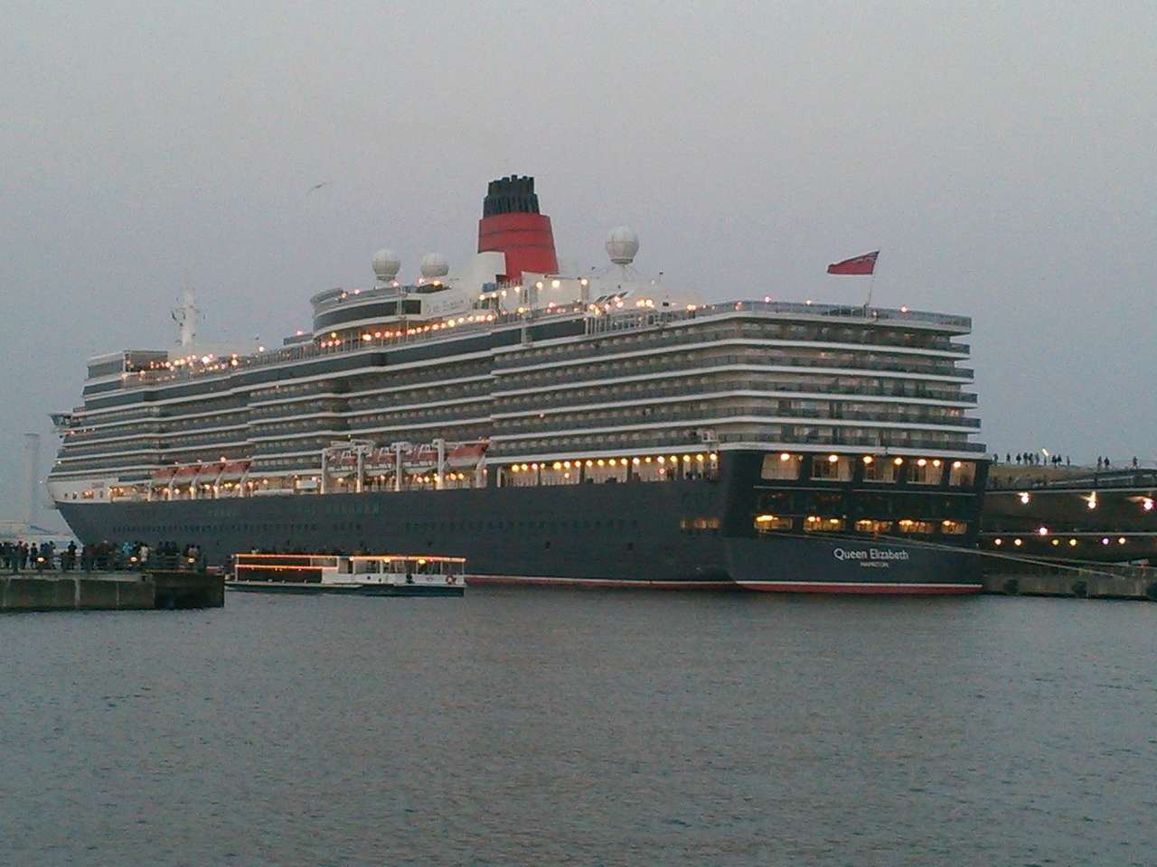 Queen Elizabeth im Hafen von Yokohama Online-Puzzle vom Foto