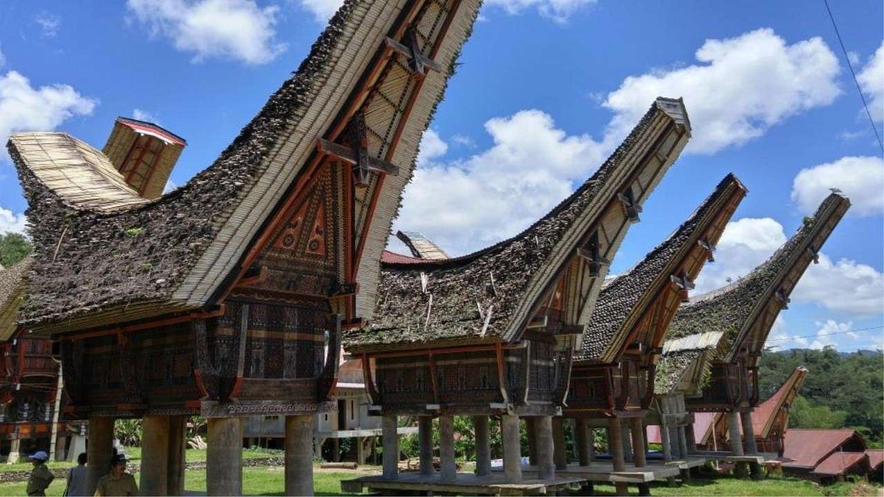 RUMAH TONGKONAN TORAJA online puzzle