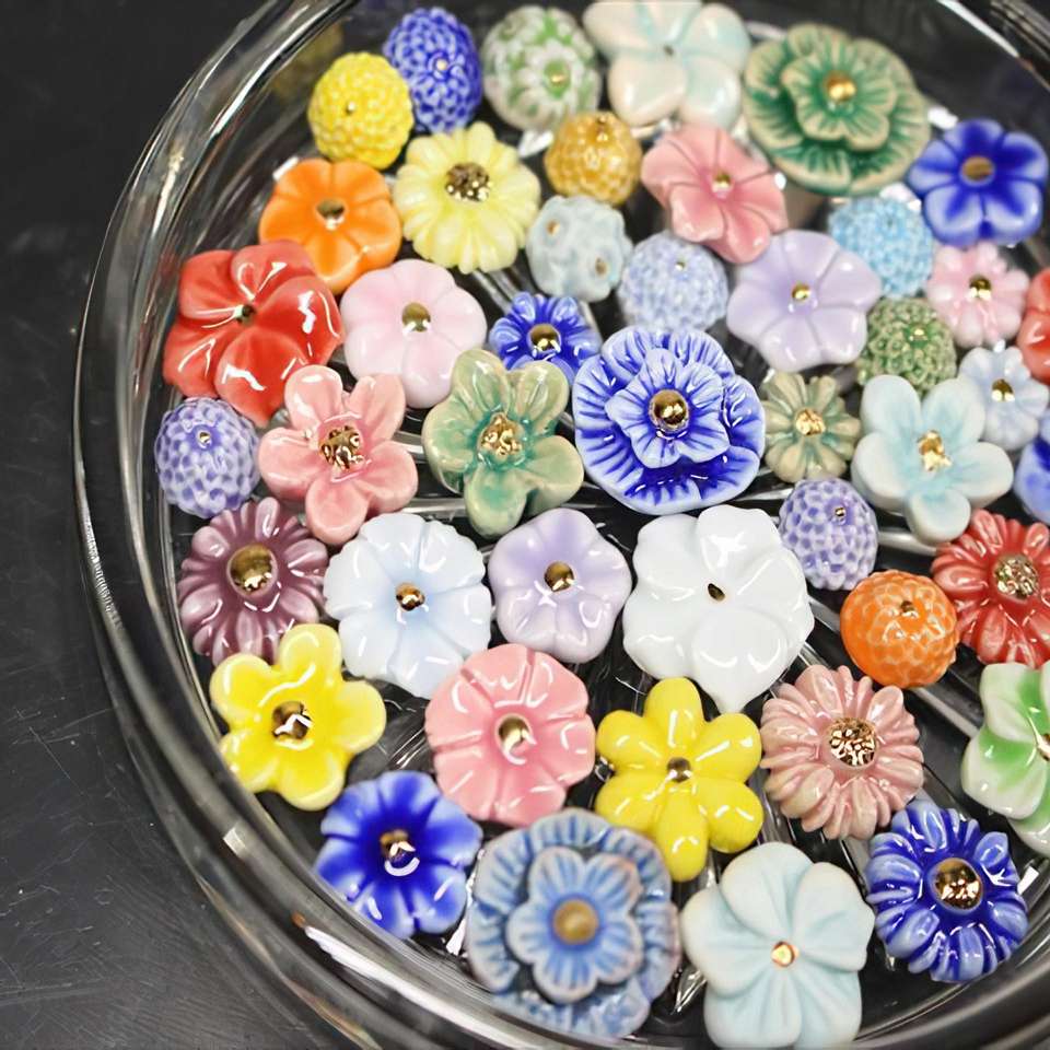 Blommorna av keramik har slagit ut pussel online från foto